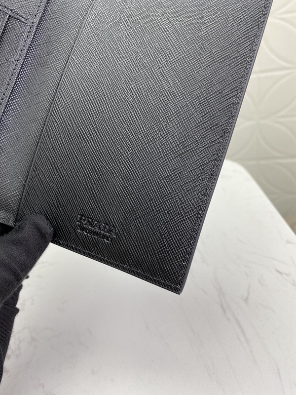 プラダ財布コピー着用イメージ